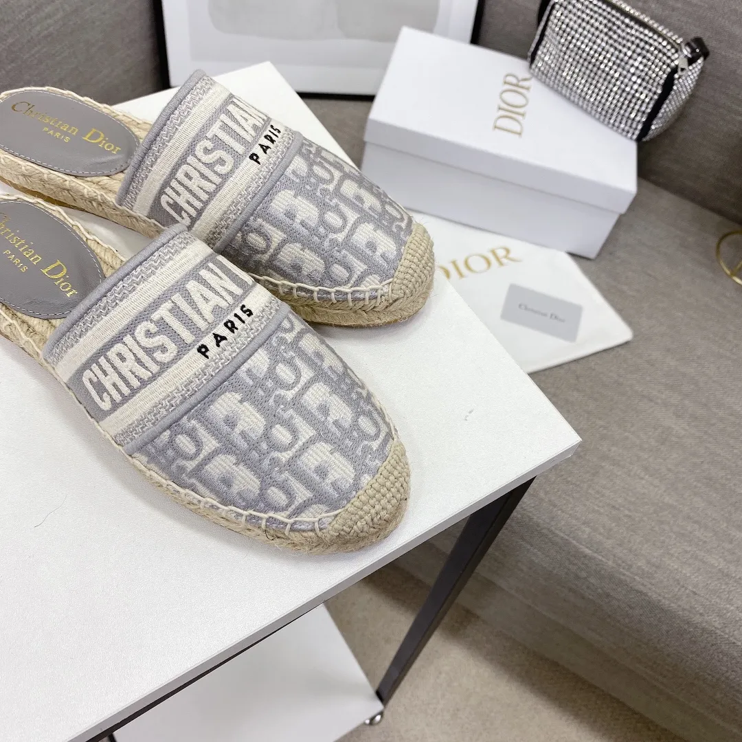 👟👟Ex-factory price 400👟👟 If the top version (original embroidery is done one to one) is cheaper, please avoid Dior | Dior ²⁰²¹𝐬𝐬🧡💚2021 early spring new products top version ⚠️The counter features the latest fisherman shoe series, hard goods are new🆕❥purchase level! Full of high-end feel! A popular model among bloggers at home and abroad, it’s retro and fashionable and looks amazing on your feet! Mainly recommended model on the official website ★━━━━━ ЅᏇєєt ━━━━━▪️ Upper: Original copy of pure cotton thread ➕ Three-dimensional electric embroidery ▪️ Lining: Imported water-dyed sheepskin lining ▪️ Outsole: Original handmade hemp rope combination wear-resistant rubber outsole ▪️ Shoe size: 35-39 (40 is custom-made and cannot be returned or exchanged) ▪️